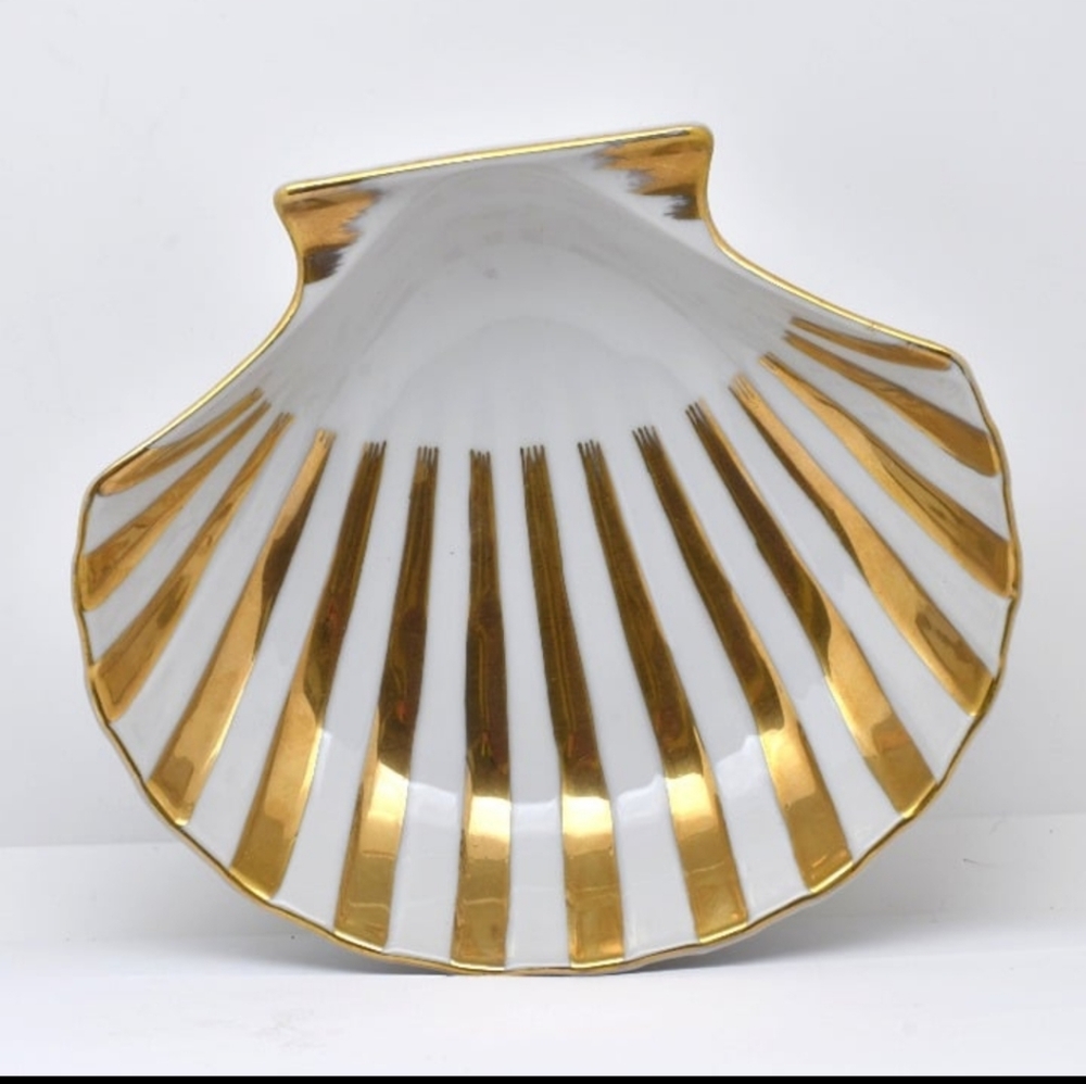 Porcelain Clam Shell Trinket Bowl, White and Gold, 6895